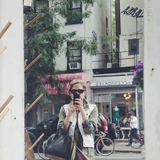キャラ女性自撮りの Android スマホ 壁紙