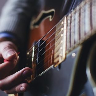 ギターとギタリストの Apple Watch 文字盤壁紙