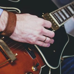 ギターとギタリストの Apple Watch 文字盤壁紙