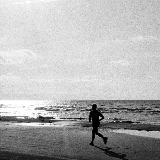 Landscape sea Running people monochrome Android SmartPhone Wallpaper