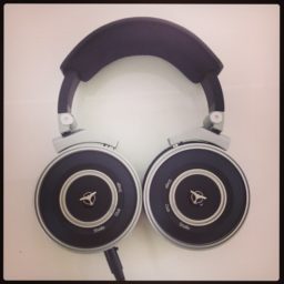 Cool Headphones iPad / Air / mini / Pro Wallpaper