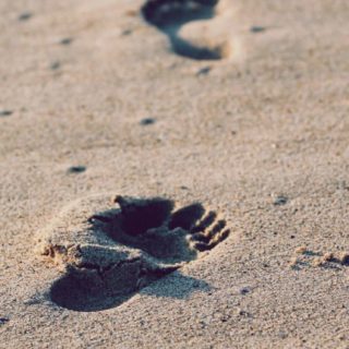 Landscape sand Footprints iPhone5s / iPhone5c / iPhone5 Wallpaper
