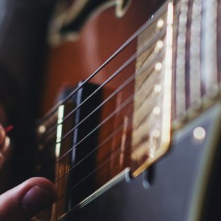 Guitar and guitarist iPhone5s / iPhone5c / iPhone5 Wallpaper