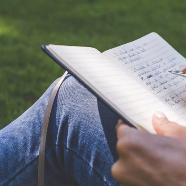 Person reading study patina iPhone7 Wallpaper