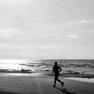 Landscape sea Running people monochrome iPhone8 Wallpaper