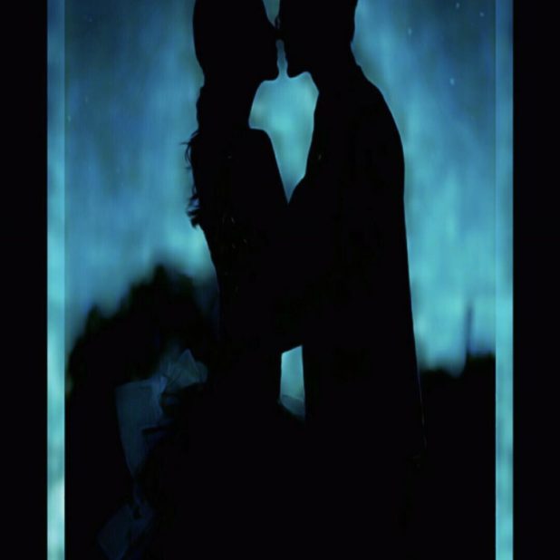 Couple kiss iPhone8Plus Wallpaper