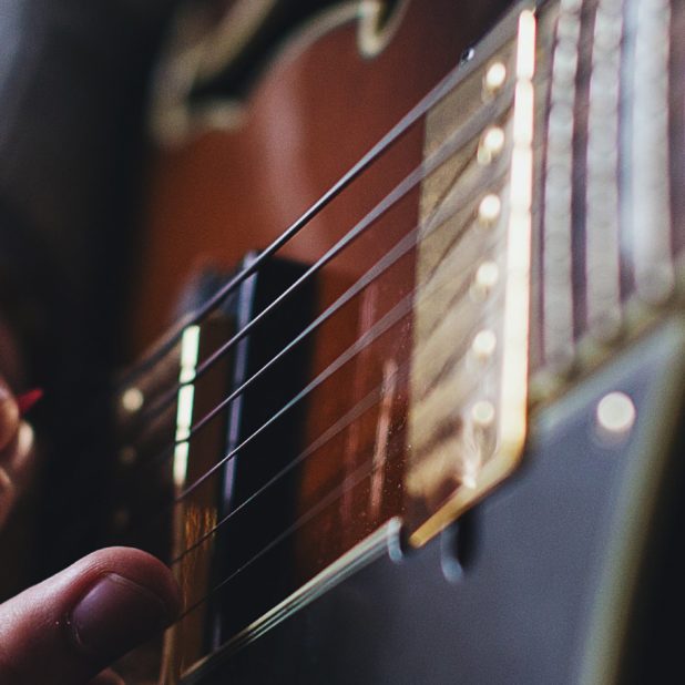 Guitar and guitarist iPhone8Plus Wallpaper