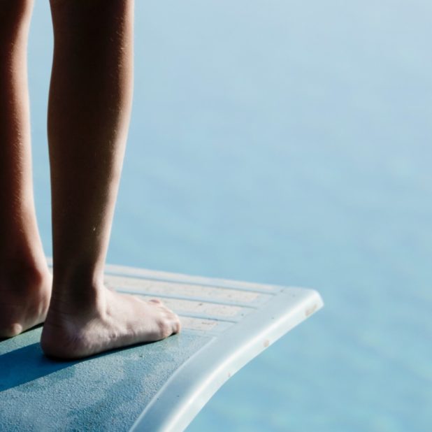 Foot diving board water blue iPhone8Plus Wallpaper