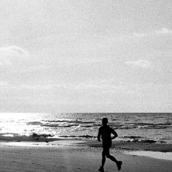 Landscape sea Running people monochrome iPhoneX Wallpaper
