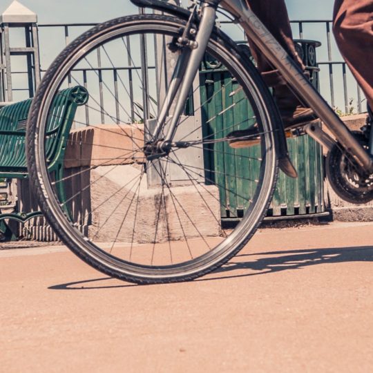carácter masculino de bicicletas Fondo de Pantalla SmartPhone para Android