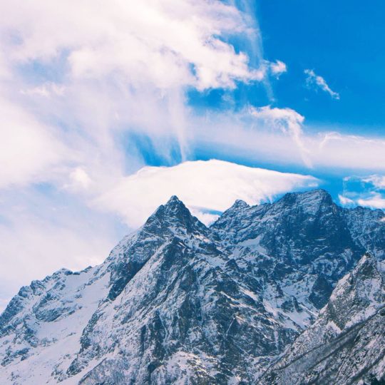 Cubiertas de nieve nubes paisaje de montaña Fondo de Pantalla SmartPhone para Android