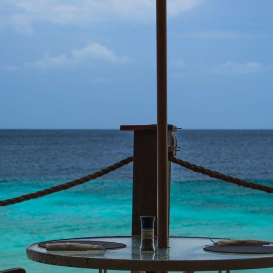 mar paisaje paraguas playa azul Fondo de Pantalla SmartPhone para Android