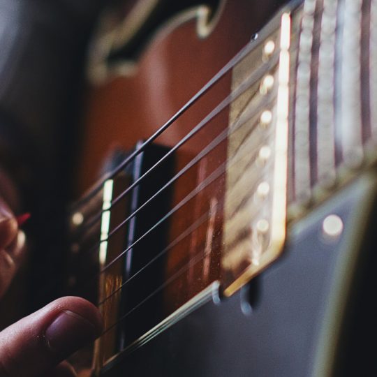 La guitarra y el guitarrista Fondo de Pantalla SmartPhone para Android