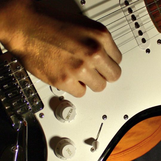 La guitarra y el guitarrista negro Fondo de Pantalla SmartPhone para Android