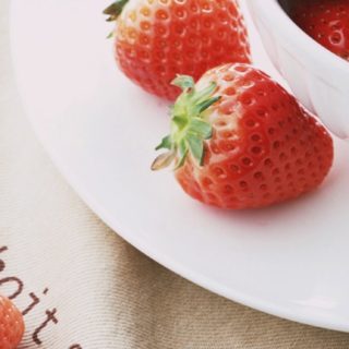 la alimentación de fresa rojo Fondo de Pantalla de iPhoneSE / iPhone5s / 5c / 5