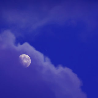 Paisaje de la luna azul Fondo de pantalla iPhone SE / iPhone5s / 5c / 5