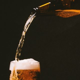Botella negro vaso de cerveza Fondo de pantalla iPhone SE / iPhone5s / 5c / 5