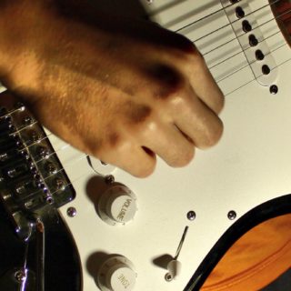 La guitarra y el guitarrista negro Fondo de pantalla iPhone SE / iPhone5s / 5c / 5