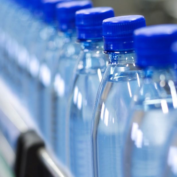 botellas de PET de agua azul de fábrica Fondo de Pantalla de iPhone7Plus