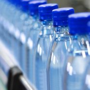 botellas de PET de agua azul de fábrica Fondo de Pantalla de iPhone8