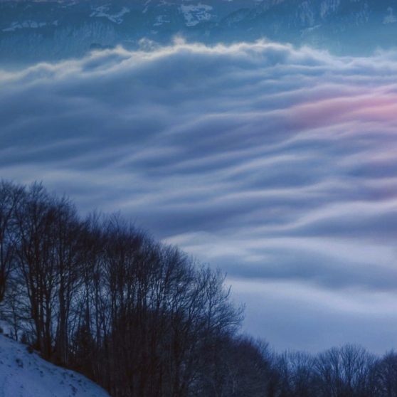 Cubierto de nieve la noche paisaje de montaña Fondo de Pantalla de iPhoneX