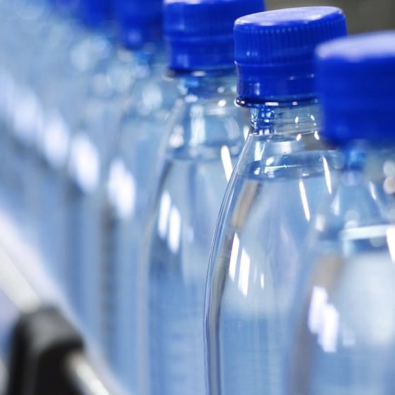 botellas de PET de agua azul de fábrica Fondo de Pantalla de iPhoneX