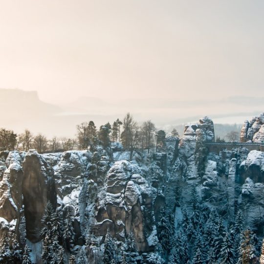 Pemandangan gunung salju musim dingin Android SmartPhone Wallpaper