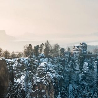 Pemandangan gunung salju musim dingin Apple Watch photo face Wallpaper