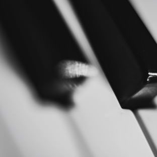 Piano keren hitam-putih Apple Watch photo face Wallpaper