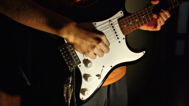 Gitar dan gitaris hitam Desktop PC / Mac Wallpaper