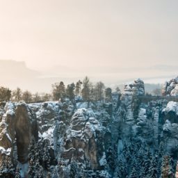 Pemandangan gunung salju musim dingin iPad / Air / mini / Pro Wallpaper