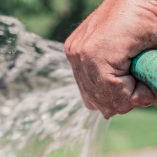 Hose water hand iPhone5s / iPhone5c / iPhone5 Wallpaper