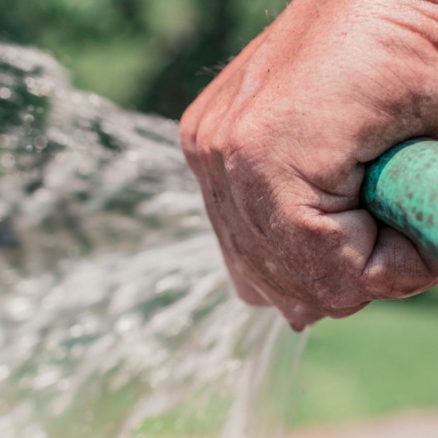 Hose water hand iPhone6s Plus / iPhone6 Plus Wallpaper