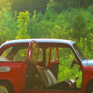 Kendaraan mobil gunung hijau merah iPhone8 Wallpaper