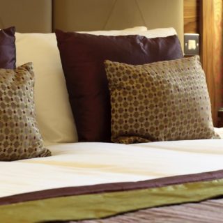 ベッド枕カラフルの iPhone5s / iPhone5c / iPhone5 壁紙