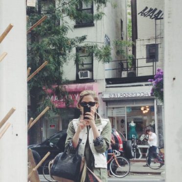 キャラ女性自撮りの iPhone6s / iPhone6 壁紙