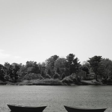 風景ボート山白黒の iPhone7 壁紙