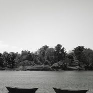 風景ボート山白黒の iPhone8 壁紙