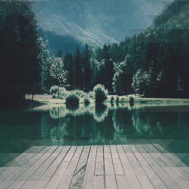 風景湖桟橋緑青山の iPhone8 壁紙